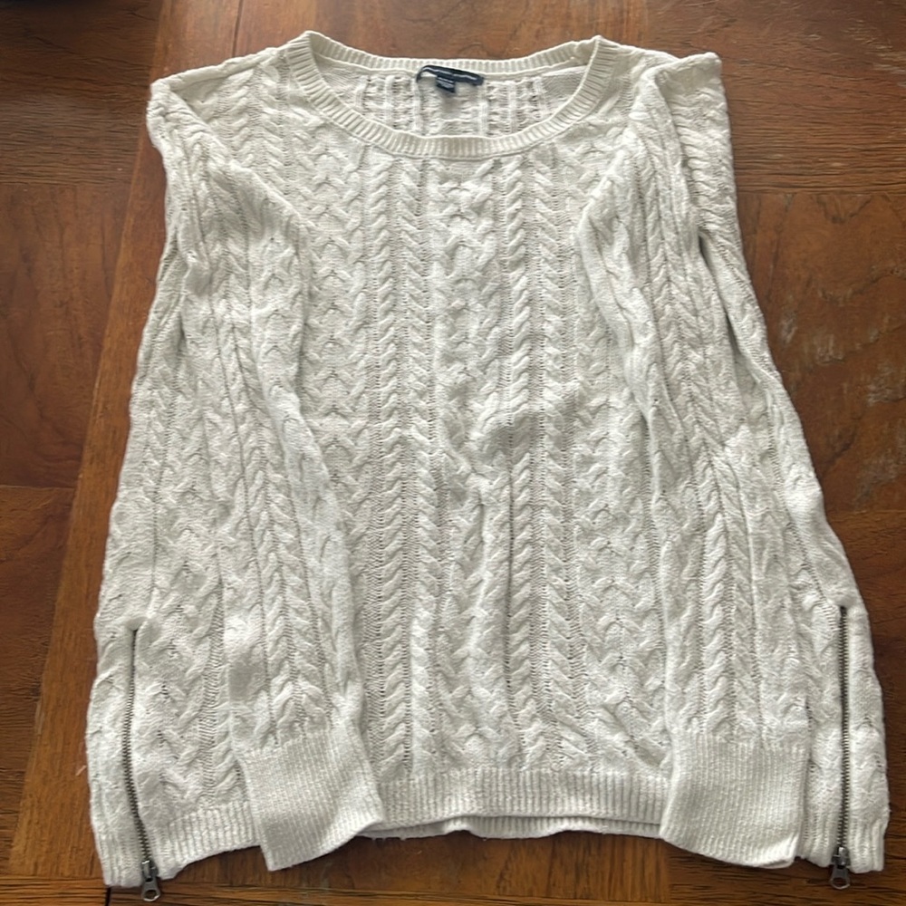 American Eagle 
Juniors size Medium
Cable knit sweater